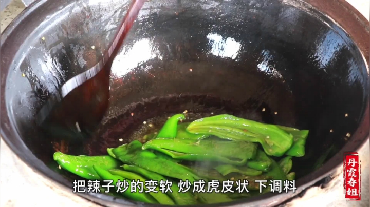 《漂亮娘们儿美食记》213_夏日美食，春姐做酸汤面，配虎皮辣椒吃，弟弟吃过瘾了，看着都馋