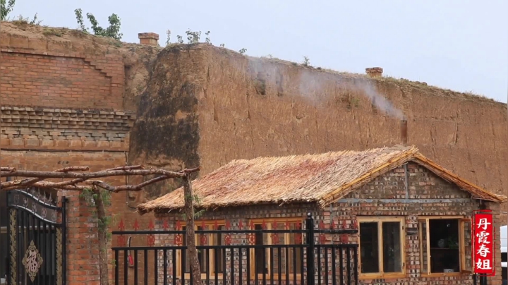 《漂亮娘们儿美食记》221_朋友来做客，春姐做陕北特色美食鸡肉蘸糕招待，喝酒吃肉，真过瘾