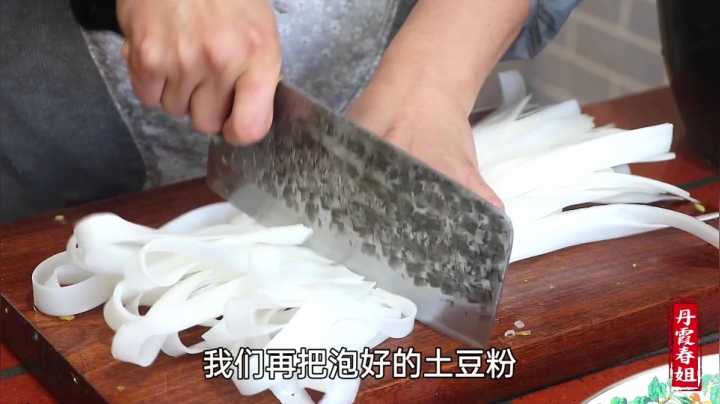 《漂亮娘们儿美食记》36_住外地的姑姑来做客，春姐做排骨大烩菜，浓浓的家味，太温馨了