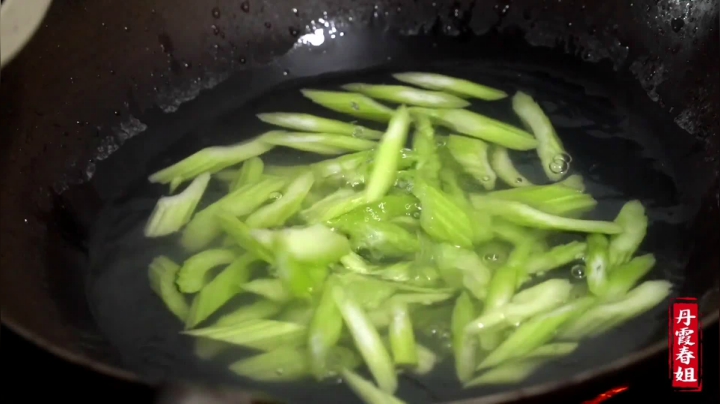 《漂亮娘们儿美食记》306_1把西芹1把腐竹，年夜饭最受欢迎的凉菜，下酒好菜，全家都爱吃