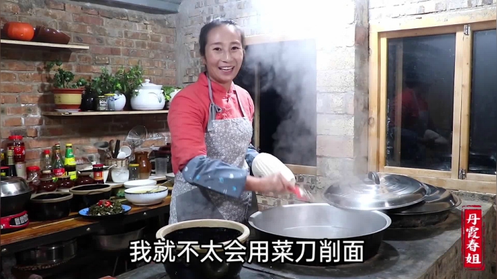 《漂亮娘们儿美食记》120_春姐用陕北荞麦做刀削面，弟弟：好吃不长肉，比山西刀削面还过瘾