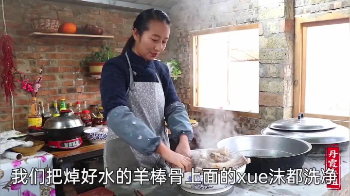 《漂亮娘们儿美食记》92_弟弟买了羊棒骨，春姐一锅炖，羊汤搭着空心面，姐弟三人吃过瘾了