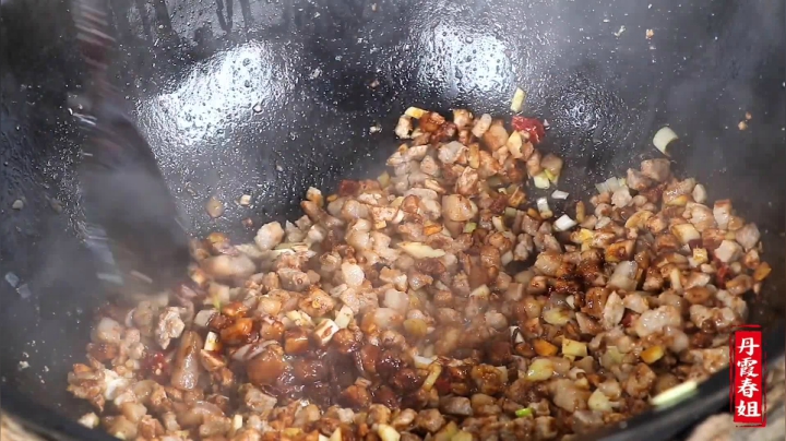 《漂亮娘们儿美食记》195_朋友来访，春姐做陕北特色烙面招待，配猪肉臊子汤，大家吃美了