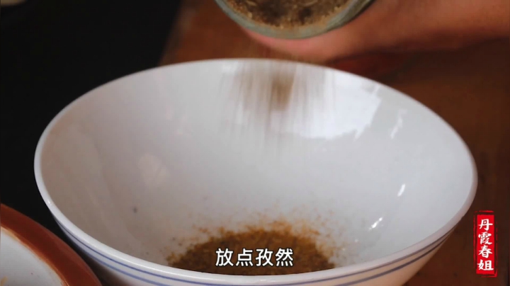 《漂亮娘们儿美食记》205_春姐教你用平底锅烤肉吃，菜卷五花肉，辣椒夹火腿，别是一番风味