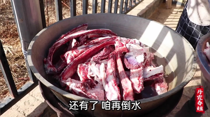 《漂亮娘们儿美食记》19_朋友1580买整牛骨架，春姐一锅炖了大半天，大家一起抱着啃，痛快