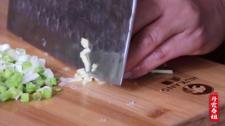 《漂亮娘们儿美食记》261_春姐做小白菜烩豆腐，有粉丝说磊哥油嘴滑舌，吃饭时都感觉好委屈