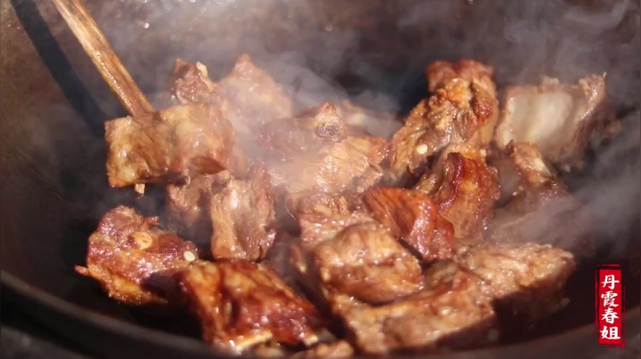 《漂亮娘们儿美食记》282_10斤排骨，春姐做成红烧排骨，3个人坐在院里，边啃边笑，好解馋