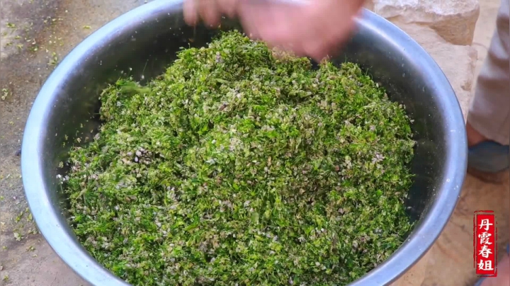 《漂亮娘们儿美食记》197_农村常见的泽蒙花，春姐做成酸辣汤再配上凉粉，夏天吃一碗真爽口