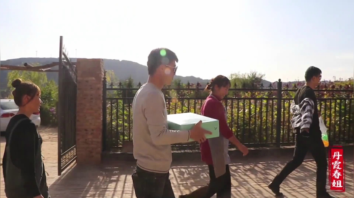 《漂亮娘们儿美食记》144_陕北特色不止猪肉烩菜好吃，春姐给粉丝做面，边聊边吃真开心