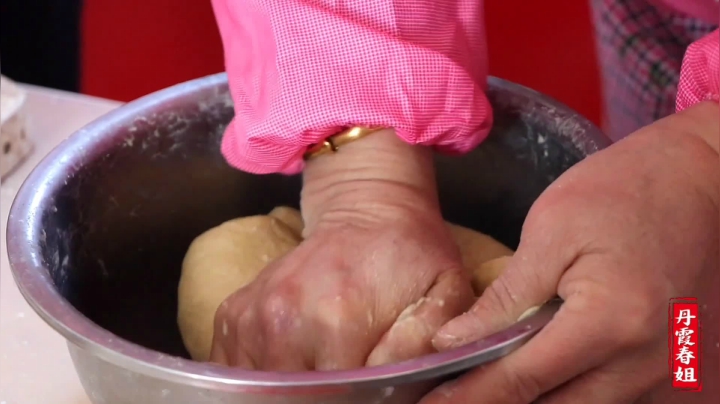 《漂亮娘们儿美食记》34_大姐做特色擀杂面，风干羊肉做汤，春姐和二姑几人吃美了，真温馨