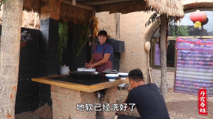 《漂亮娘们儿美食记》230_雨过天晴才有的菜，春姐自创新吃法，地软炒鸡蛋，值得一吃，真香