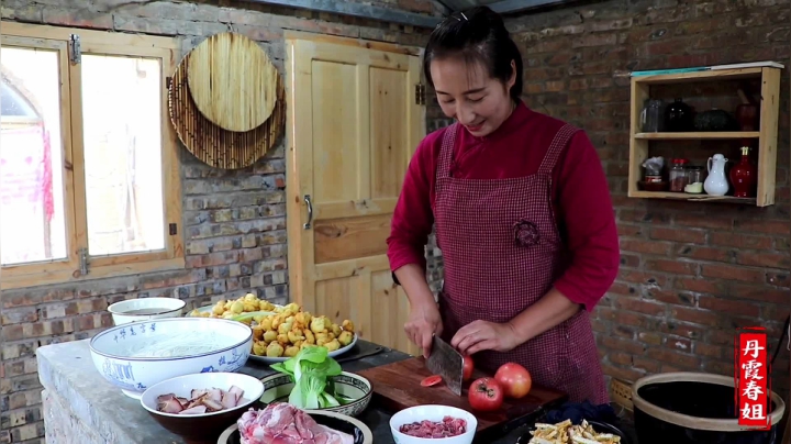 《漂亮娘们儿美食记》153_春姐教你家庭版粉汤做法，到底是粉条好吃还是丸子？磊哥吃爽了