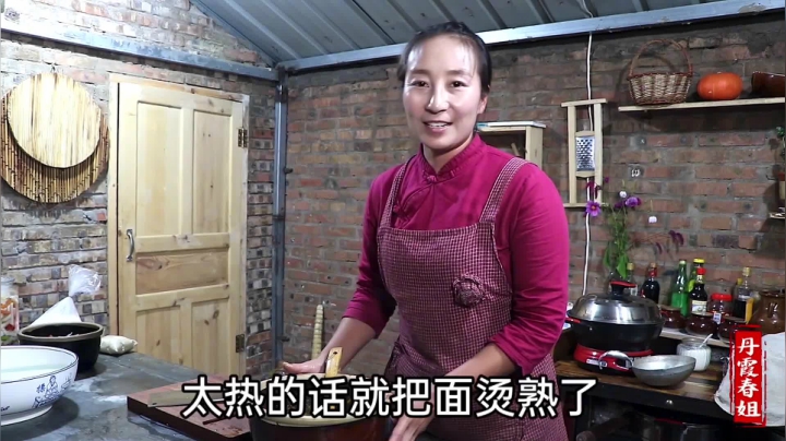 《漂亮娘们儿美食记》147_春姐做南瓜饼，搭着陕北特色杂粮豆豆饭，看到俩弟弟的吃相馋了
