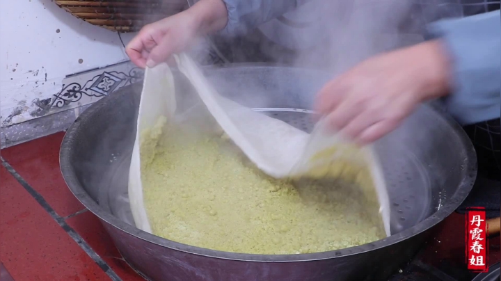 《漂亮娘们儿美食记》18_春姐教你陕北传统“黄米年糕”做法，年夜饭桌上配粉汤吃，真过瘾