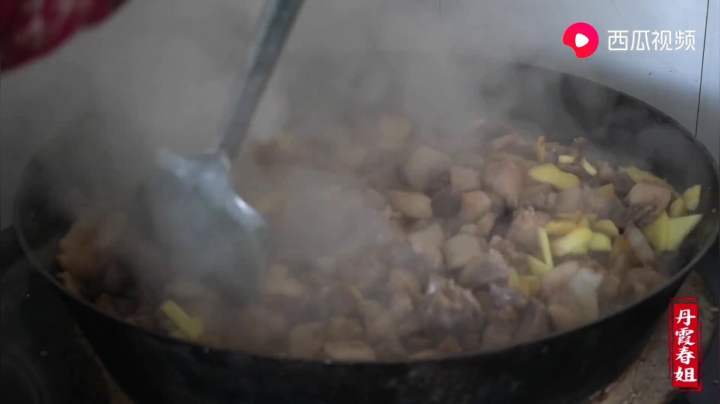 《漂亮娘们儿美食记》304_大姨家杀年猪，春姐一大锅做60斤杀猪菜，亲朋好友围了3桌，真香