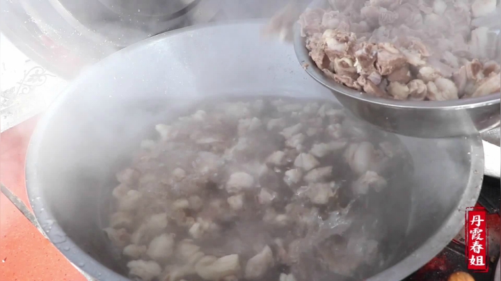 《漂亮娘们儿美食记》33_朋友带只羊来打平伙，春姐下厨炖羊肉，热炕头上吃肉喝酒真痛快