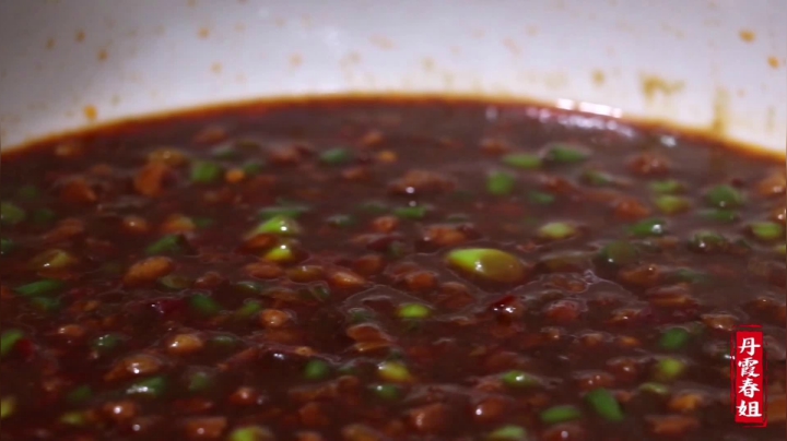 《漂亮娘们儿美食记》290_一点肉沫几根蒜苔，炒出炸酱，拌上手擀面，一个人吃3碗，超过瘾