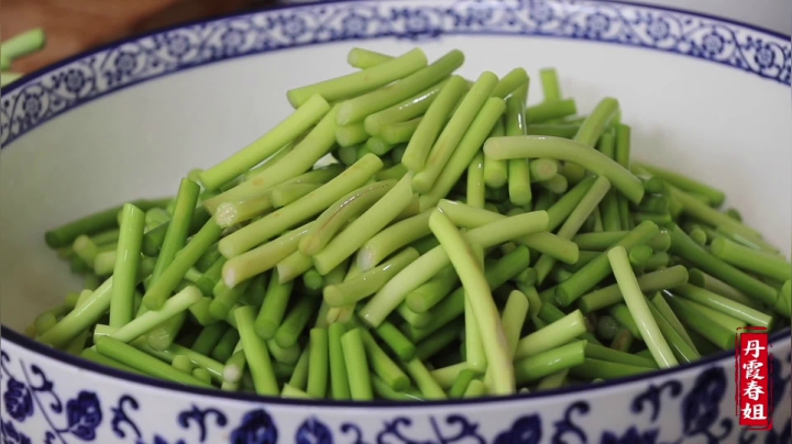 《漂亮娘们儿美食记》260_春姐做泡蒜苔，不炒不凉拌，品相一般，关键是口感清脆，开胃解馋