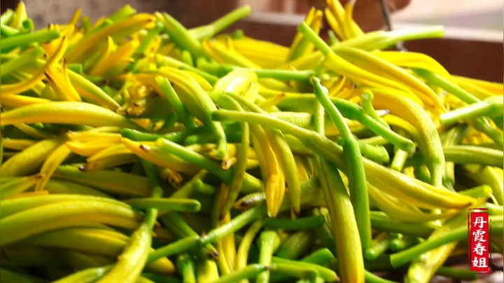《漂亮娘们儿美食记》194_春姐教你黄花菜新吃法，配上猪肉和空心挂面，吃上一碗，神清气爽
