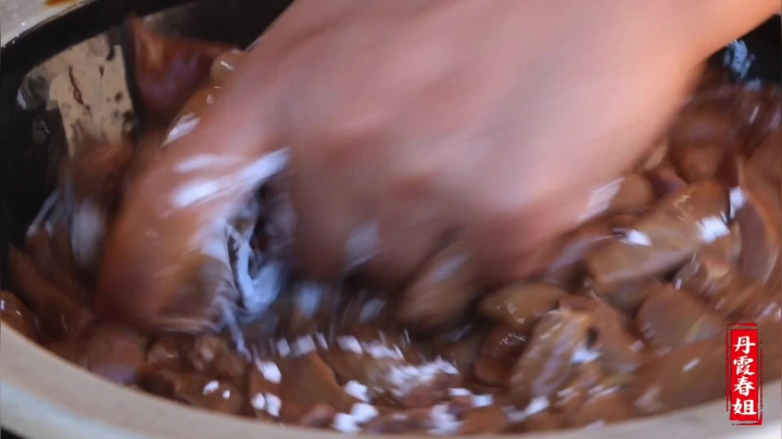 《漂亮娘们儿美食记》227_23块买了副猪肝，春姐自创新做法，鲜嫩不腥，磊哥吃了4碗还要吃