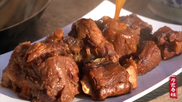 《漂亮娘们儿美食记》295_春姐卤出一根牛尾，磊哥忍不住喝了几杯，围着小桌大口啃肉超过瘾