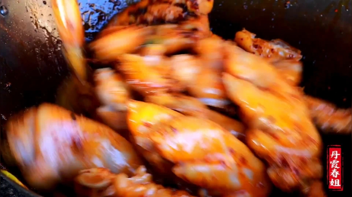 《漂亮娘们儿美食记》207_家里来客，春姐做猪蹄火锅招待，朋友们说第一次吃，春姐厨艺真帮