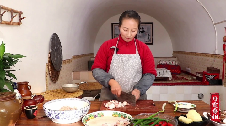 《漂亮娘们儿美食记》49_和村里大姐做完柳编，春姐做了黄焖鸡吃，方便简单，大家吃过瘾了