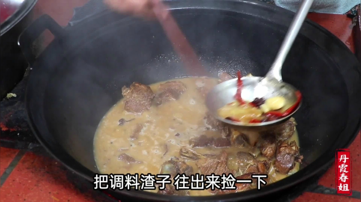 《漂亮娘们儿美食记》2_花卷蒸着常吃，春姐教你焖着吃，和排骨一起上锅焖，两弟弟吃爽了