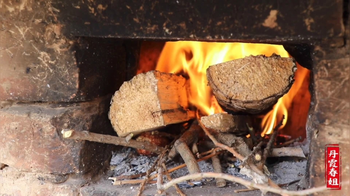 《漂亮娘们儿美食记》233_春姐做鱼火锅招待客人，新吃法先炸后熬汤，铜锅木炭涮火锅，真爽