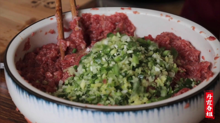 《漂亮娘们儿美食记》258_干完农活饿了，春姐做牛肉馅饺子，好久没吃了，姐弟俩吃的真尽兴