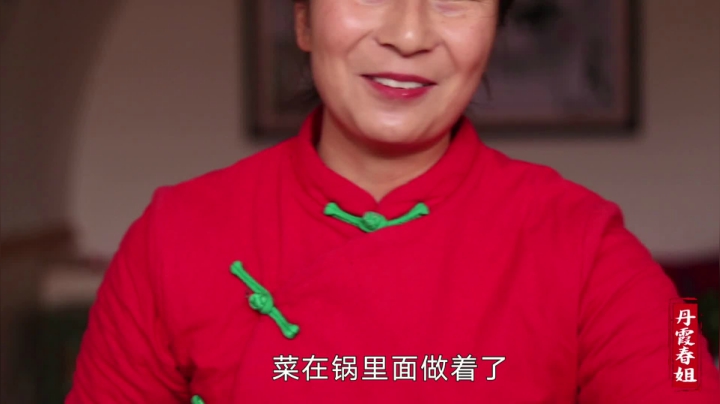 《漂亮娘们儿美食记》281_春姐用干豆角和肉丝做焖面，3个人在家围着吃，边聊边笑，真过瘾