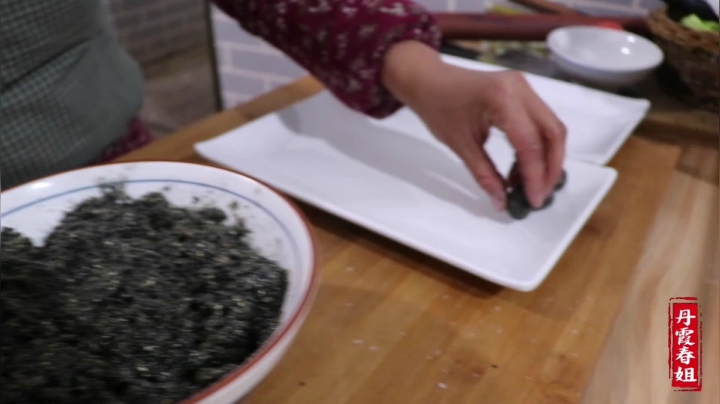 《漂亮娘们儿美食记》294_一些糯米和一点芝麻，简单一做就是元宵了，你学会了吗？赶快做吧