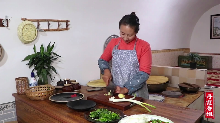 《漂亮娘们儿美食记》106_磊哥带朋友来玩，春姐买了个牛头做牛头宴，四人喝酒吃肉吃过瘾了