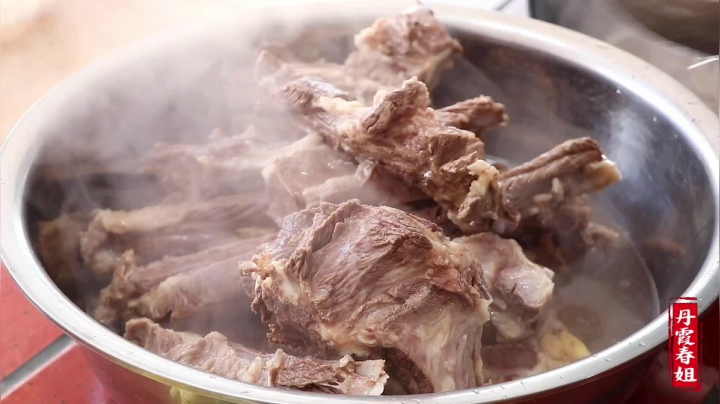 《漂亮娘们儿美食记》44_330买个驴排，剁成巴掌大的肉块，配上烧酒，姐弟三吃着真过瘾