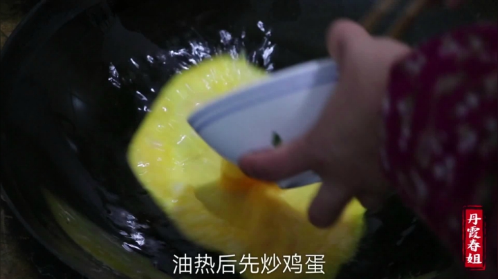 《漂亮娘们儿美食记》287_春姐做正宗的拉条子，拌上蔬菜，再来瓣大蒜，每人吃2大碗，过瘾