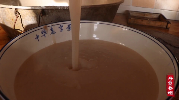《漂亮娘们儿美食记》292_想吃荞麦凉粉的不用买，春姐教你在家自己做，嫩滑爽口，晶莹剔透