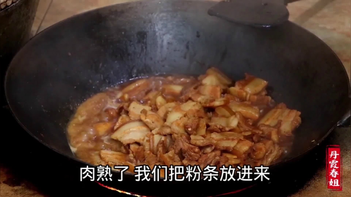 70_春姐做陕北特色“猪肉翘板粉”荤素搭配，拌米饭吃，弟弟食欲大开