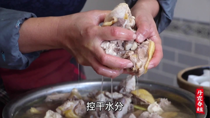 《漂亮娘们儿美食记》55_春姐做排骨炖鸡，剁肉时弟弟已经馋了，上桌3人嚷着说香，真过瘾