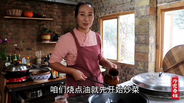 《漂亮娘们儿美食记》152_地里摘些菜，春姐做西北人最爱吃的肉炒面，4人吃的盘子都见底了