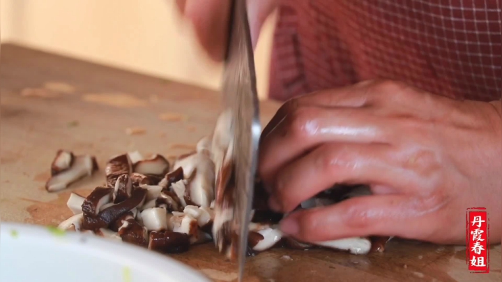 《漂亮娘们儿美食记》220_春姐教你西葫芦新吃法包饺子，3盘饺子1盆宽粉粉汤，三人吃爽了