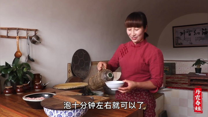 《漂亮娘们儿美食记》252_春姐给弟弟包饺子，大肉馅配上酸辣汤吃，坐在户外还冒汗，真过瘾