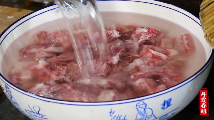 《漂亮娘们儿美食记》168_陕北特色大烩菜不只是酸菜一种，春姐加上排骨宽粉，弟弟吃过瘾了