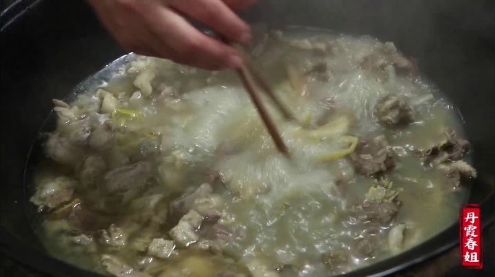 《漂亮娘们儿美食记》141_陕北做客不吃羊肉真亏，春姐教你正宗农家吃法，来一碗很满足