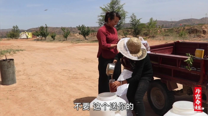 《漂亮娘们儿美食记》243_新采的蜂蜜，加面粉、牛奶做成软麻花，涛说越嚼越香，比买的好吃