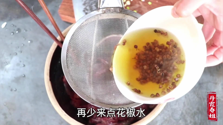 《漂亮娘们儿美食记》121_晓儿来做客，春姐做传统铜锅火锅，4人在山头涮着牛肉煮着菜，香