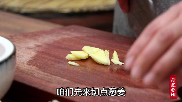 《漂亮娘们儿美食记》61_农村春姐做回锅肉，五花肉片片够味，弟弟们拌饭吃过瘾了