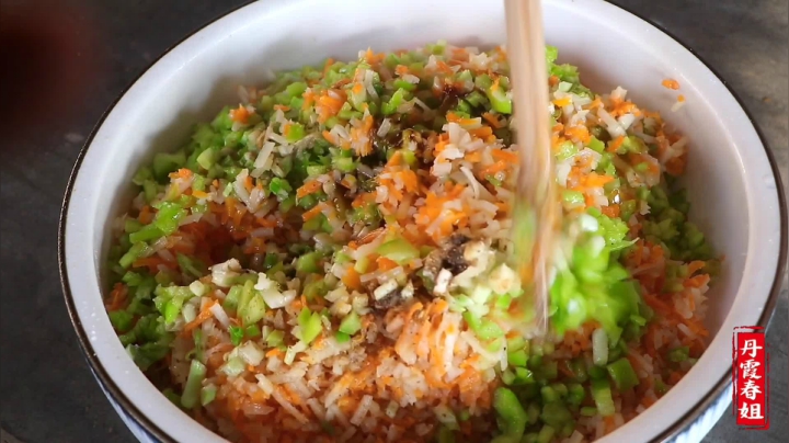 《漂亮娘们儿美食记》166_菜园子的萝卜好了，春姐做胡萝卜馅饺子，配上粉汤，正宗的农家饭