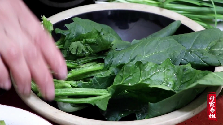 《漂亮娘们儿美食记》17_弟弟又馋肉了，偷杀只鸡，春姐做鸡肉粉汤，汤浓味鲜，这也太香了