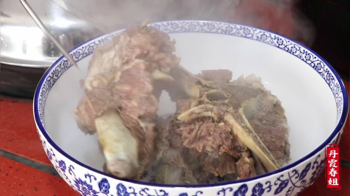 《漂亮娘们儿美食记》14_2米的牛脊骨剁大块，春姐做火锅，坐小院啃着骨头涮着菜，真惬意