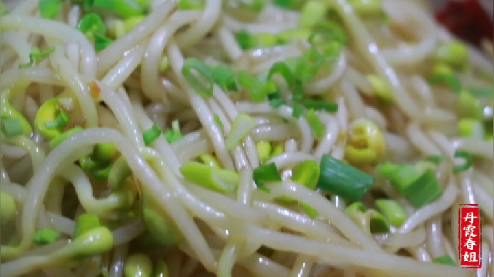 《漂亮娘们儿美食记》358_做饭好多年了，拿到黄豆芽犯愁的人很多，学会这招再也不愁了